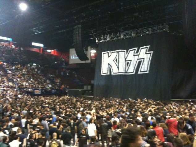 KISS : même le rideau est énorme